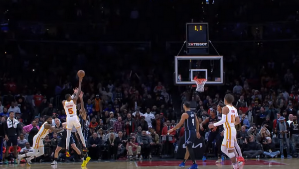 Gražiausias NBA nakties epizodas - pergalingas „Hawks“ gynėjo metimas (VIDEO)